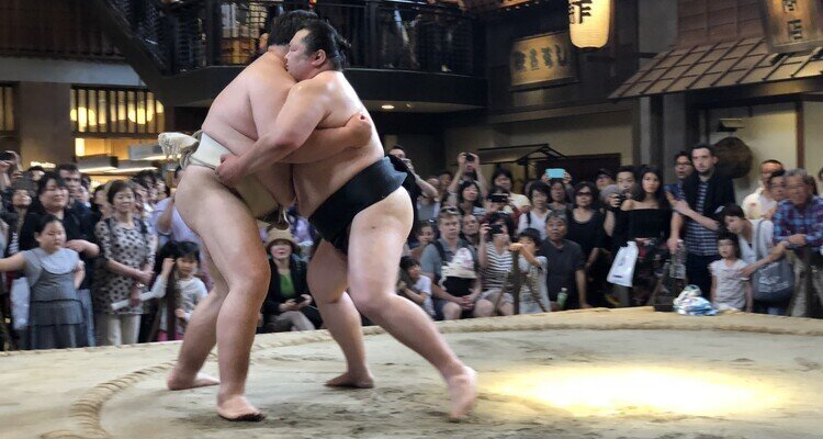 Eine Sumo-Vorführung in Japan