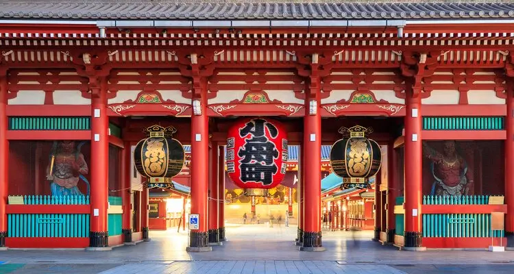 the gate of Sensoji temple