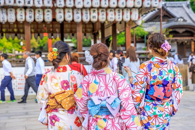 Wear a kimono to visit a temple for an immersive experience