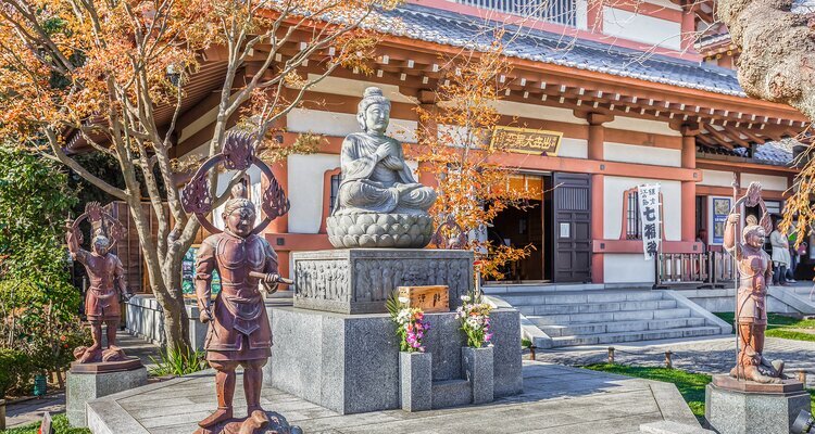 Buddha statue with the Guardians at Hasedera Temple in Kamakura