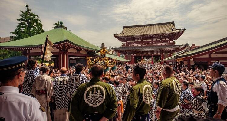 Aufführungen während des Sanja Matsuri in Tokyo