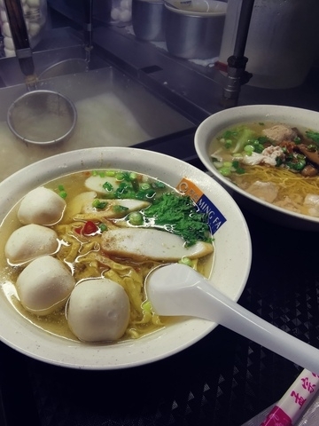 Go on a food hunt at Chinatown of Singapore with a local insider
