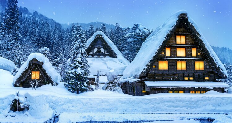 Wintry lighting in Shirakawa-go
