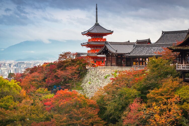  Kiyomizu-dera Temple is located in the Higashiyama district