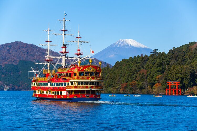 On a clear winter day, you can even see Mount Fuji from Lake Ashi