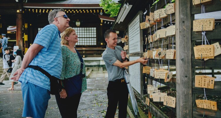 Our guide is sharing the history of Meiji Shrine with our clients