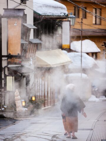 Explore a thousand-year-old hot spring town and experience the unique nine-hot-spring tour