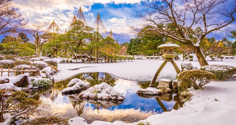 the snowfall scenery in Kenrokuen Garden