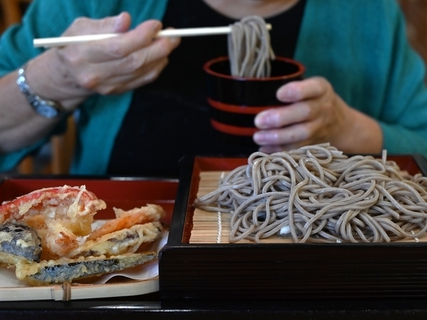 Soba noodles making