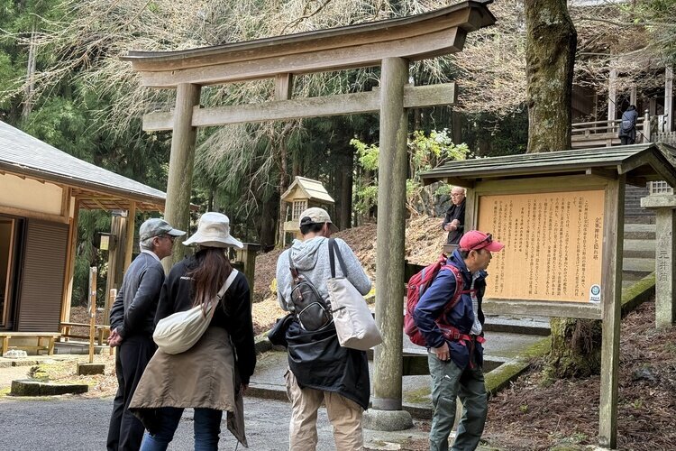 Locals mainly wear hoodies and coats in early April in Mount Yoshino