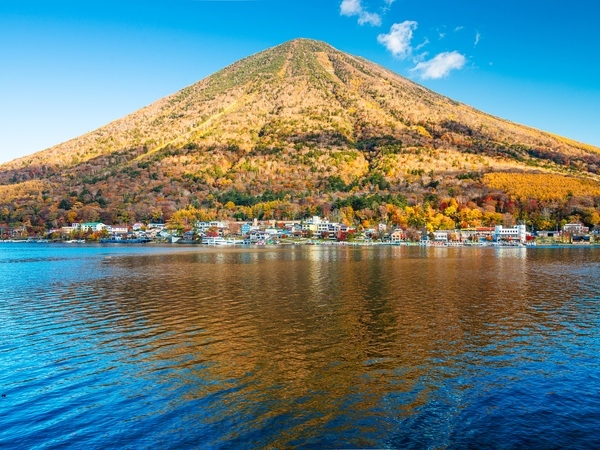 Vistas of Lake Chuzenji and Mount Nantai