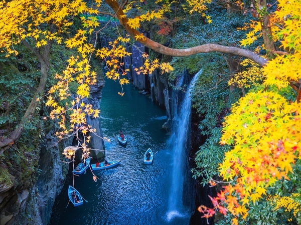 Discover Takachiho Gorge on a rowing boat