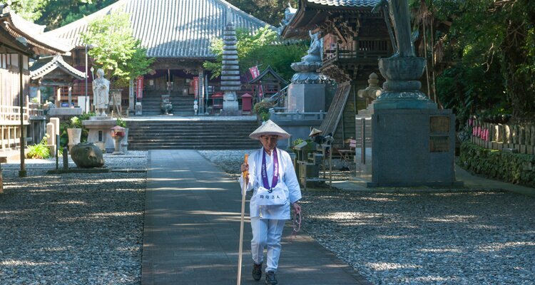Local pilgrims are wearing the complete traditional pilgrimage attire in a temple