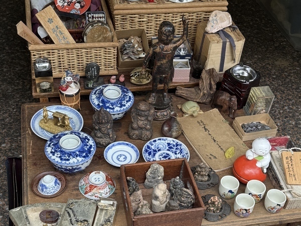 A dazzling collection of antiques at the Kōbō-ichi market