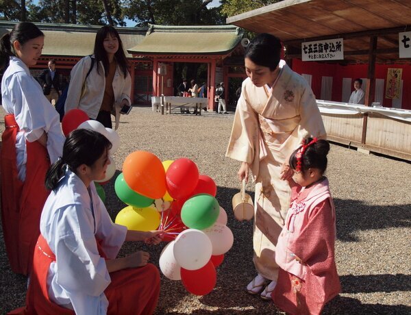 Local family pray at Sumiyoshi Taisha