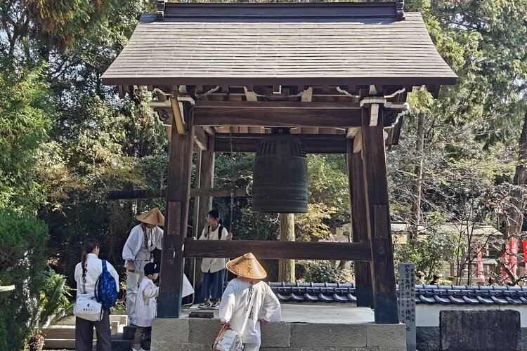 A local family prepares to ring the bell for blessings on the First Stage of the Shikoku Pilgrimage