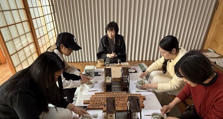 We are making matcha Incense at Eishin-in Temple