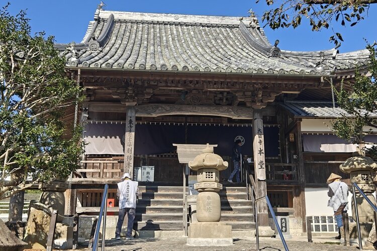 Local pilgrims are chanting sutras in No.4 Dainichi-ji Temple