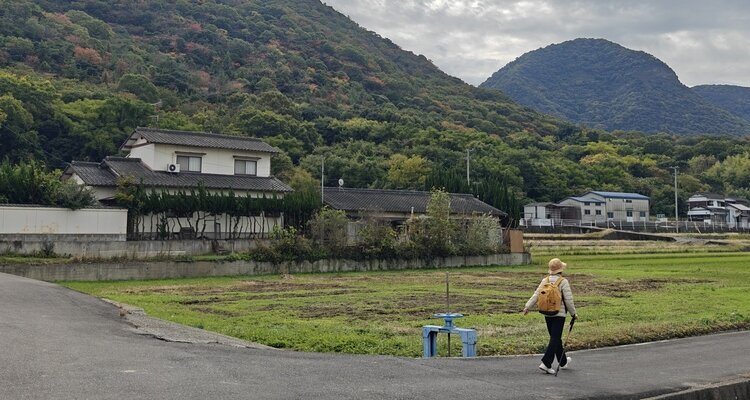 Our product manager is walking on the way from No. 74 Kōyamaji to No. 73 Shusshakaji.