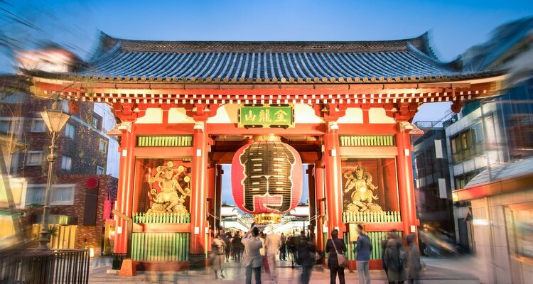 Kaminarimon gate in Tokyo at temple of Senso-Ji in Asakusa, Tokyo